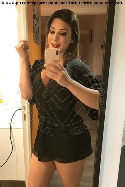 Foto selfie di Kauany Oliveira transex Parigi