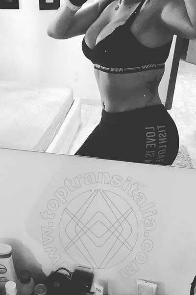 Foto selfie 48 di Giselly Kherllakian transex Colonnella