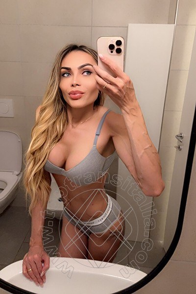 Foto selfie 1 di Chrystal Medeiros Pornostar transex Montesilvano